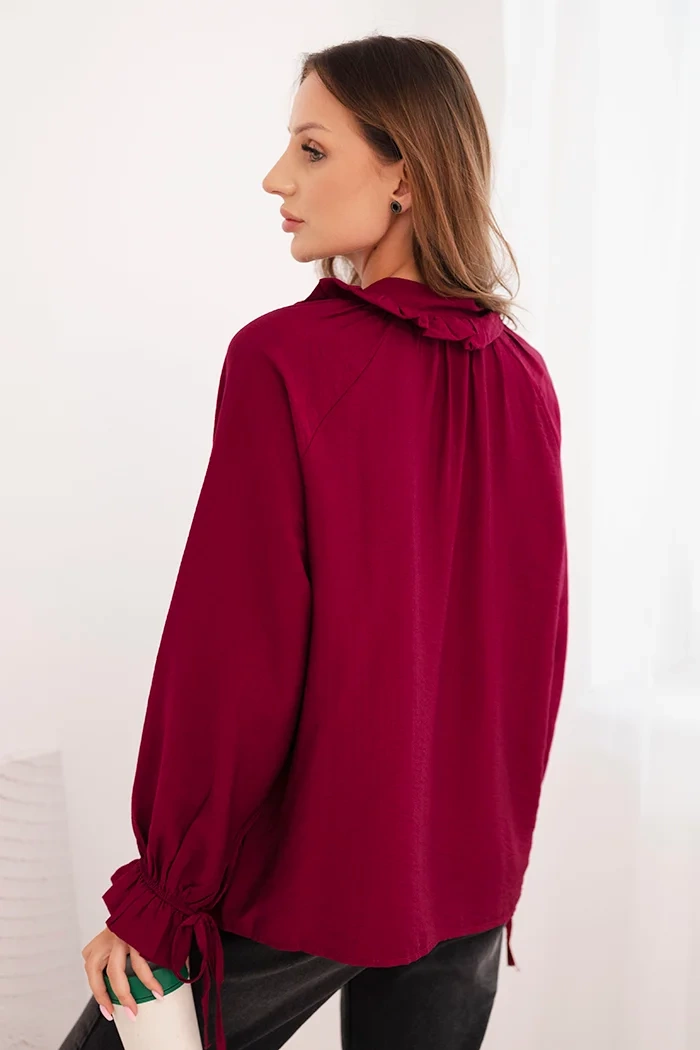 Kesi Włoski Women's viscose blouse with a V-neck and ties at the sleeves plum