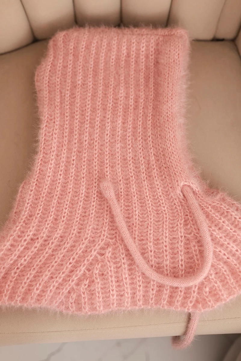 Polski Women&#039;s hooded cap with a delicate weave and drawstrings powder pink