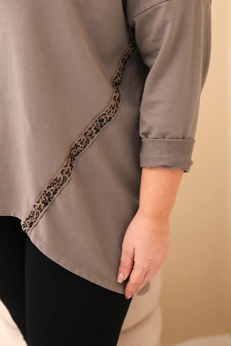 Kesi Dámska blúzka Plus Size bavlnená s vyhrnutým rukávom a lemovaním v panterke fango