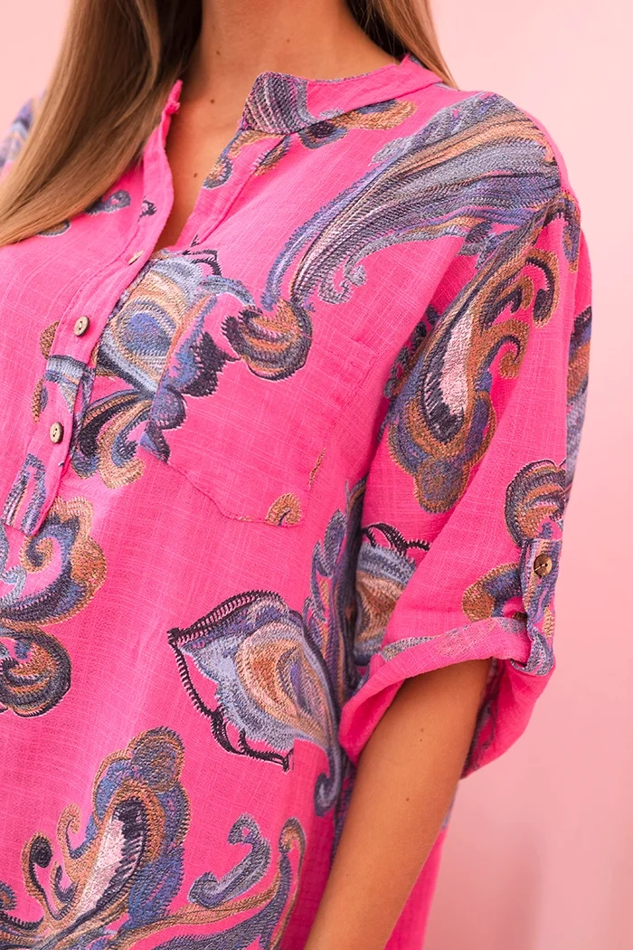 Kesi Włoski Women's cotton blouse with decorative print and rolled-up sleeves pink