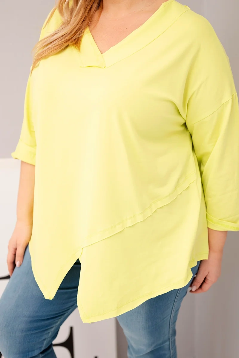 Plus size blúzka s V-výstrihom a asymetrickým lemom