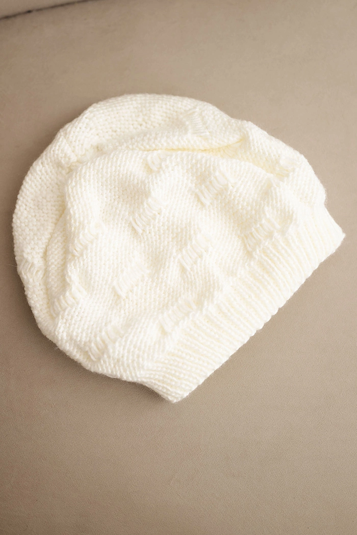 Kesi Women's winter cap made of wool with a decorative weave K451 ecru