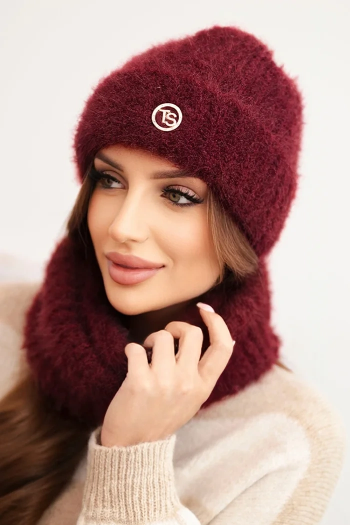 Kesi Dámsky set čiapka a šál zimný huňatý s ozdobným emblémom bordový