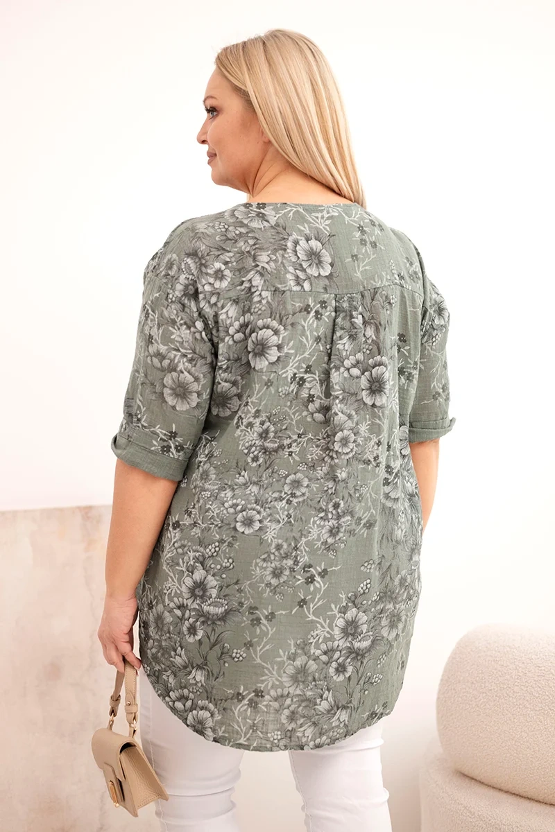 Plus size blúzka s krátkym rukávom a ozdobným gombíkom