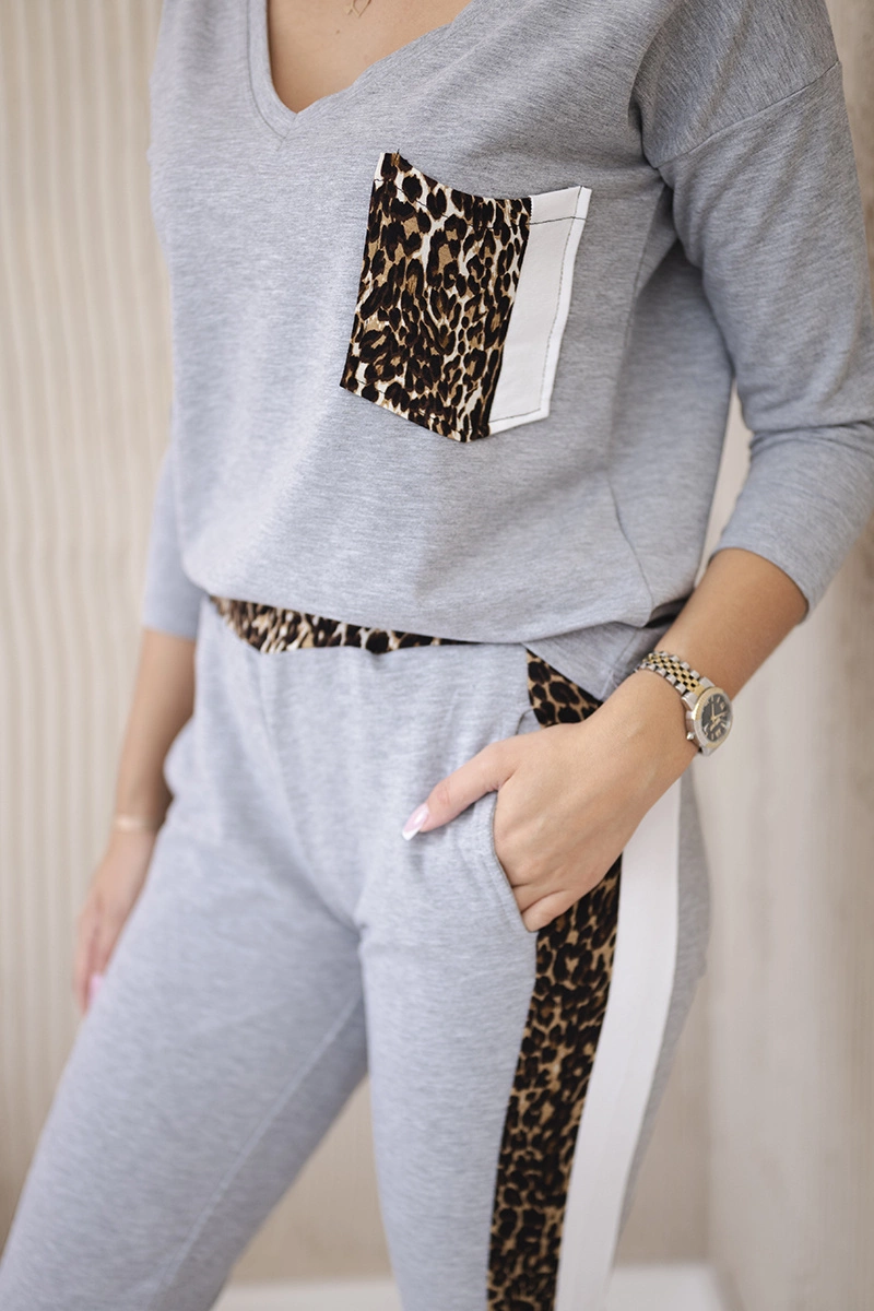Set with a panther motif in gray color