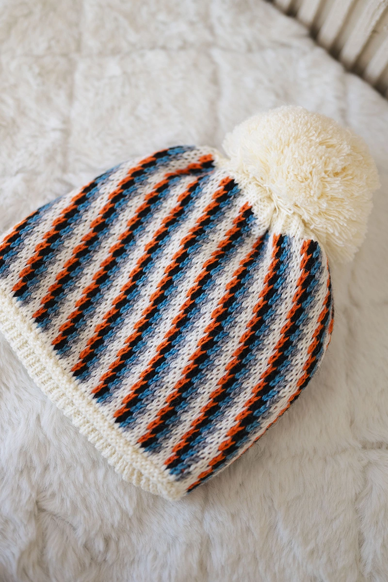 Kesi Cap with a pompom Hanna K328 ecru
