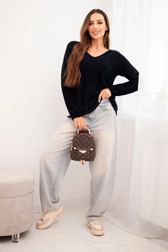 Kesi Włoski Women's sweater made of soft knit with a V-neck black