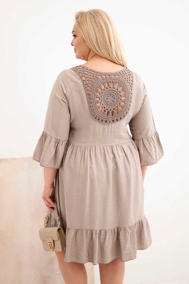 Plus-size viskózové šaty s výrezovým detailom