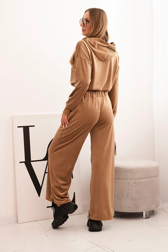 Kesi Włoski Women&#039;s velour tracksuit with wide legs and a hoodie camel