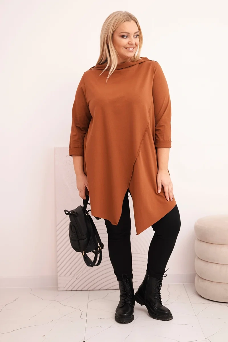 Kesi Dámska bavlnená blúzka Plus Size asymetrická s prehnutým rukávom tmavý camel