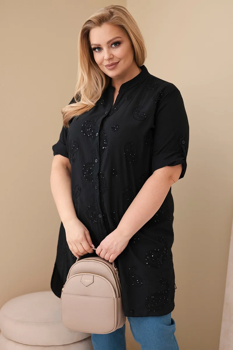 Рокля с големи размери с бродерия и навити ръкави