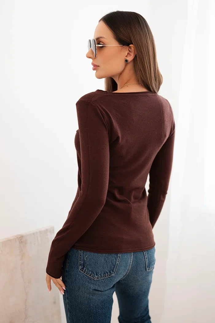 Kesi Włoski Women's viscose sweater with a round neckline and fitted cut brown