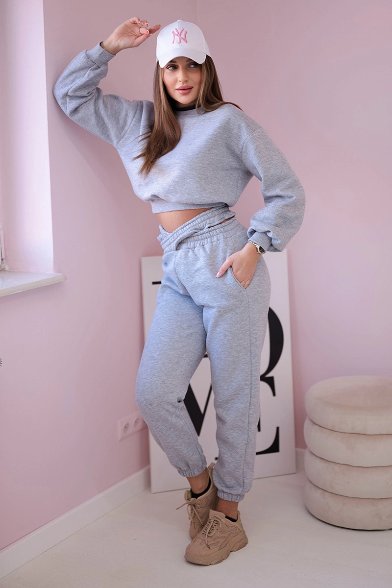 Insulated set with a short sweatshirt in gray color
