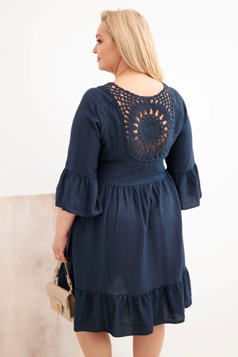 Plus Size šaty s riasením a otvoreným chrbtom