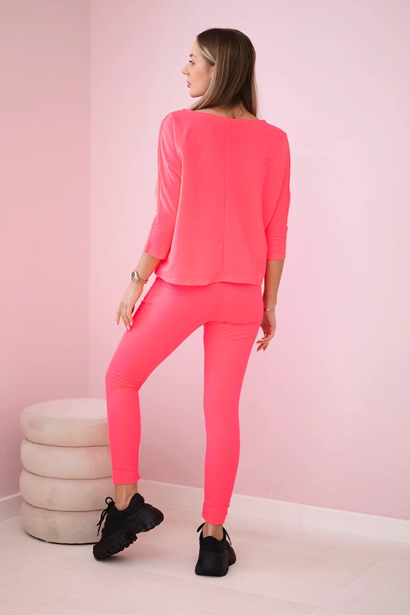 Set with pink neon Queen print