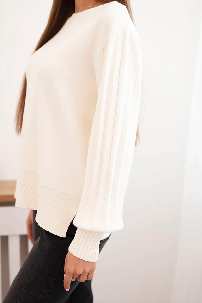 Kesi Włoski Women's viscose sweater with long sleeves and side slits ecru