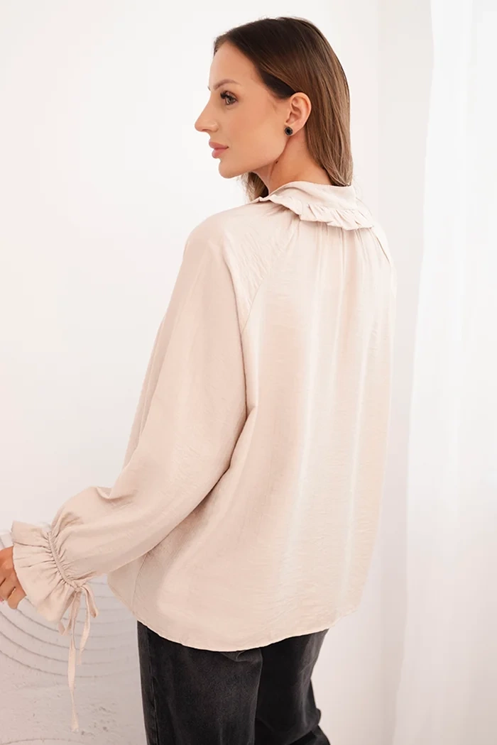 Kesi Włoski Women's viscose blouse with a V-neck and ties at the sleeves beige