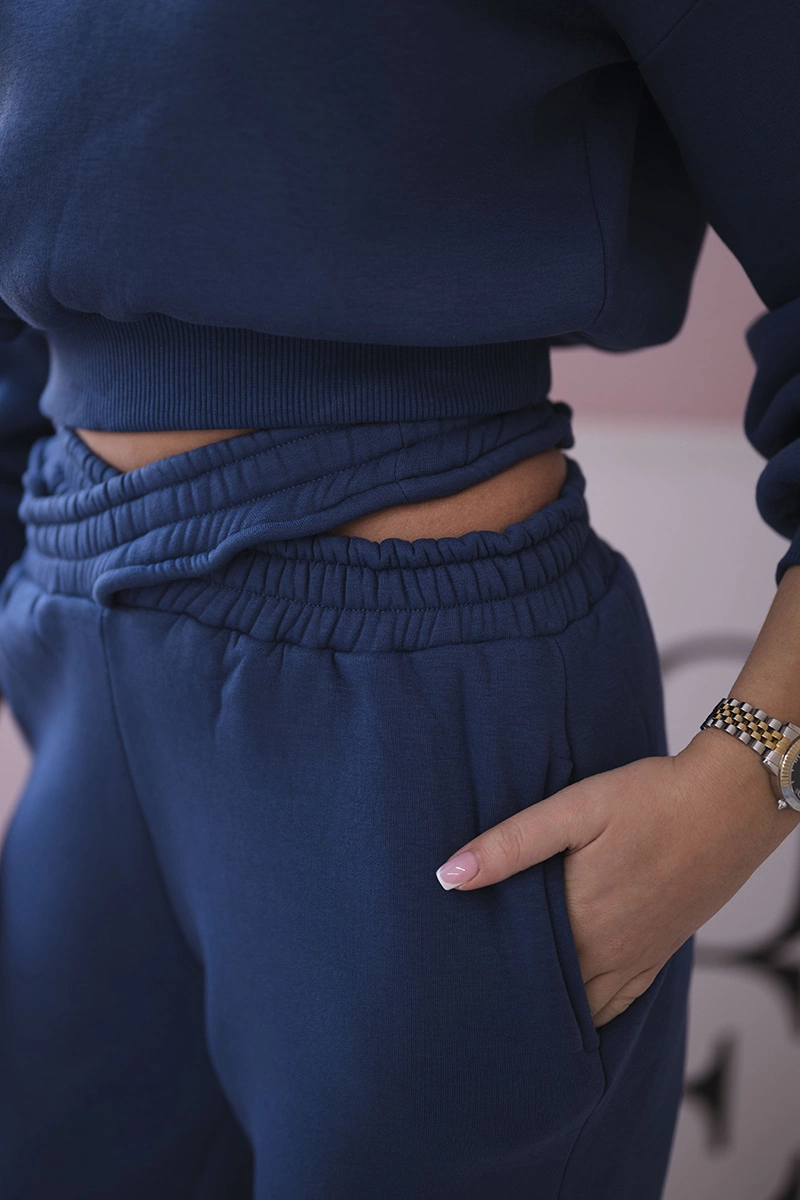 Insulated ensemble with short sweatshirt jeans