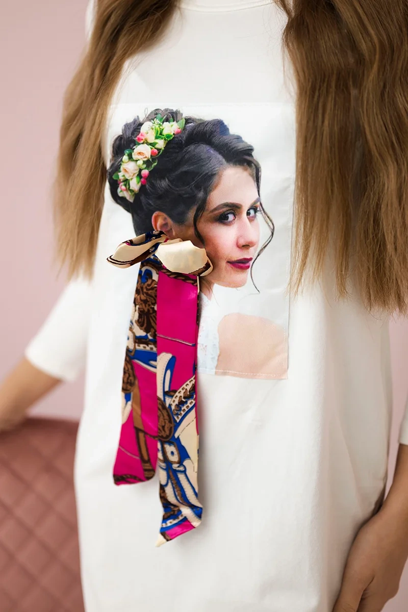 Dress with graphics and a colorful bow 3D ecru