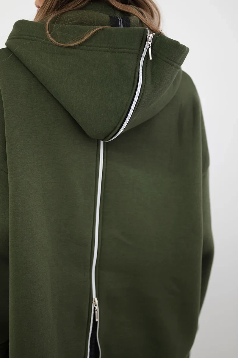 Insulated sweatshirt with a khaki zipper at the back