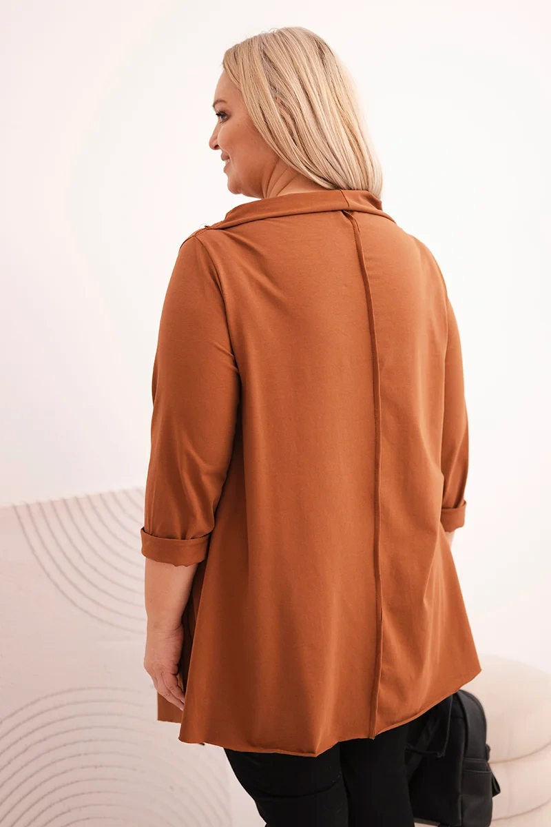 Kesi Dámska bavlnená blúzka Plus Size asymetrická s prehnutým rukávom tmavý camel