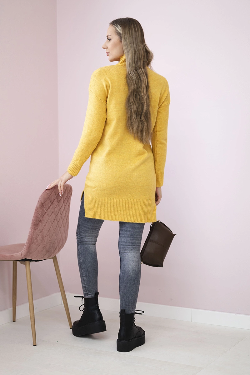 Sweater with mustard stand-up collar