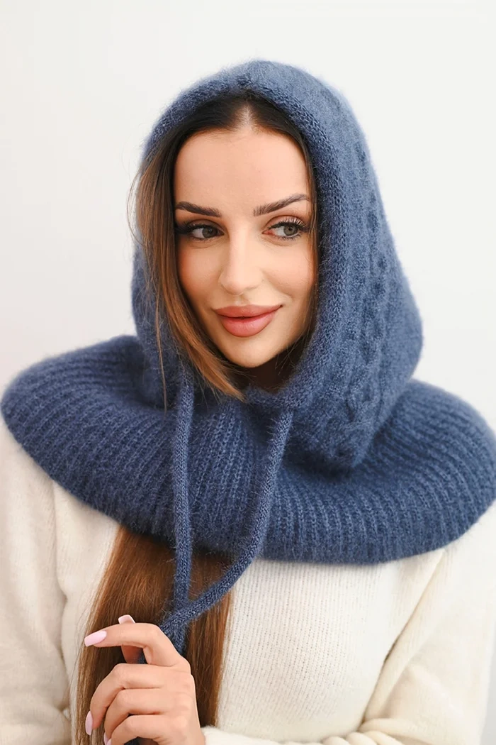 Dámska kapucňa s viazaním a vrkočovým vzorom