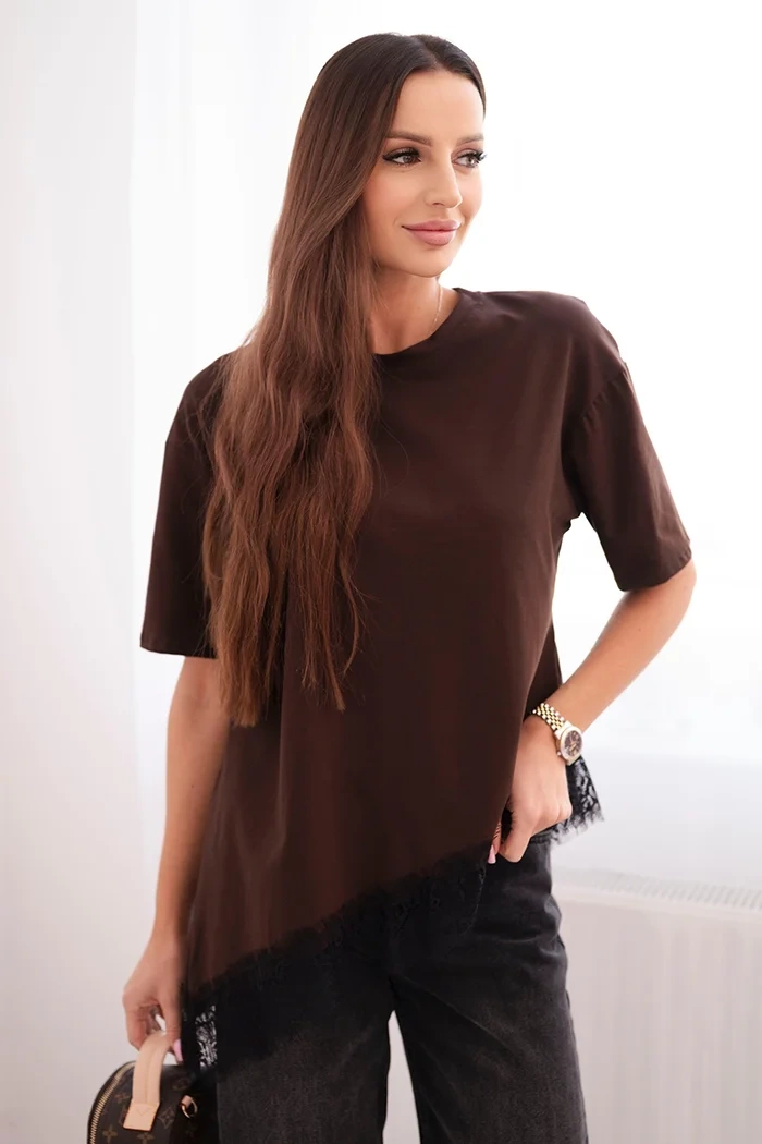 Kesi Włoski Dámska bavlnená asymetrická blúzka s čipkou dole hnedá