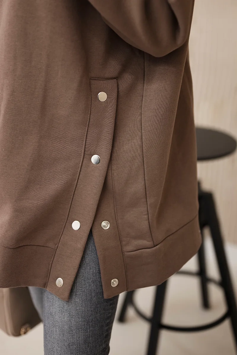 Insulated sweatshirt with mocha press studs