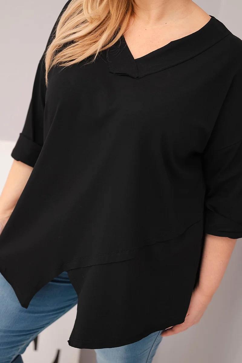 Plus size blúzka s V-výstrihom a asymetrickým lemom