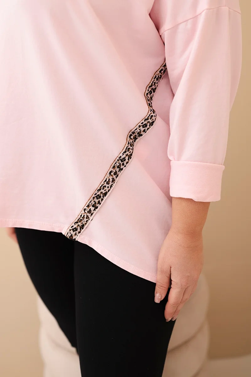 Kesi Dámska blúzka Plus Size bavlnená s vyhrnutým rukávom a lampasom v panterke cukrová ružová