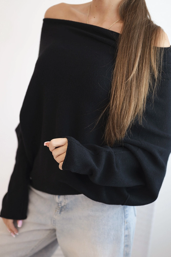 Kesi Włoski Women's asymmetrical batwing viscose sweater black