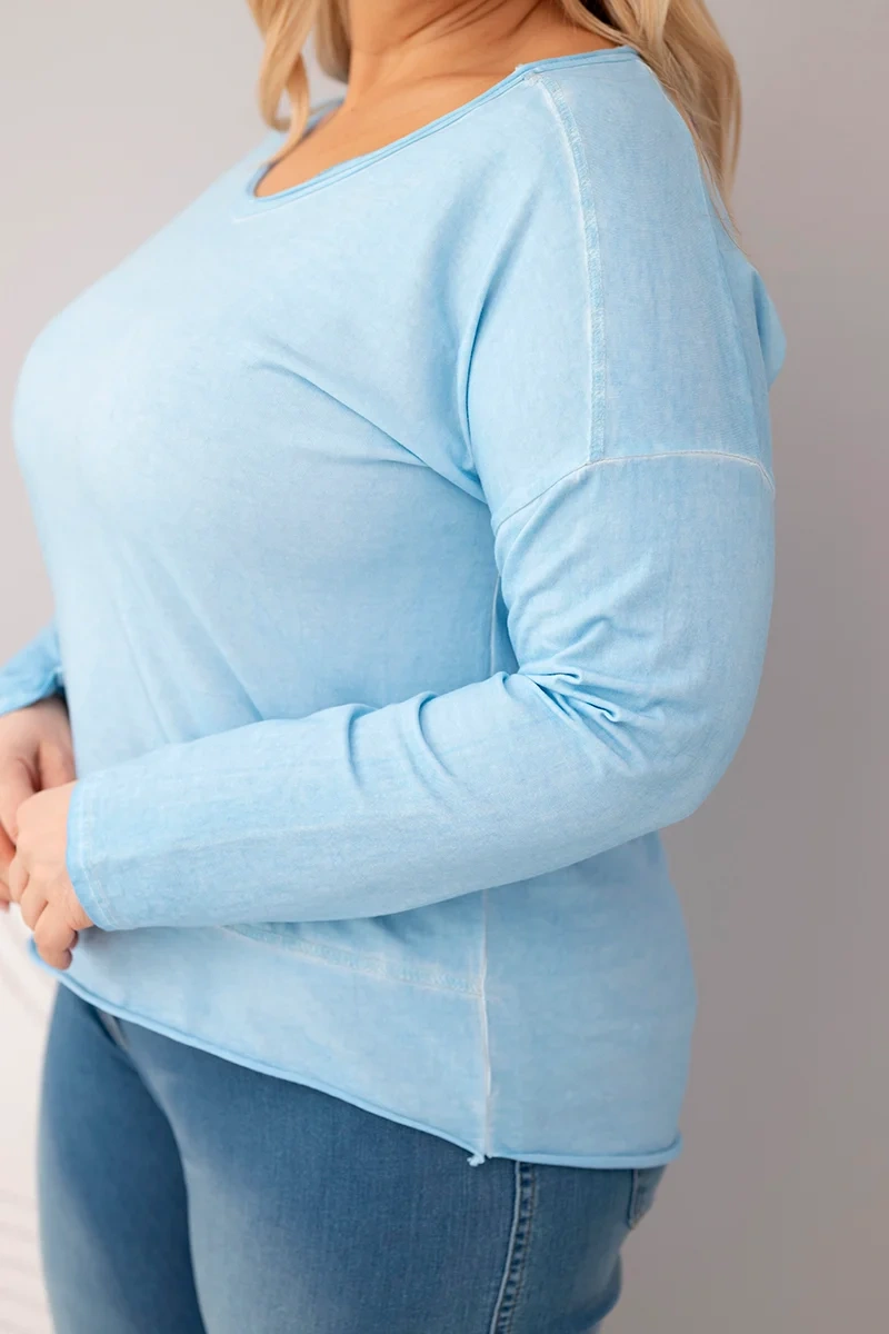 Plus size blúzka s V-výstrihom a predĺženým chrbtom