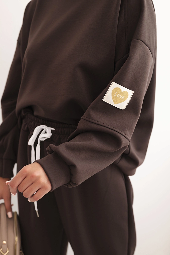 Kesi Włoski Ladies&#039; set with a loose sweatshirt and pants with the inscription LOVE brown
