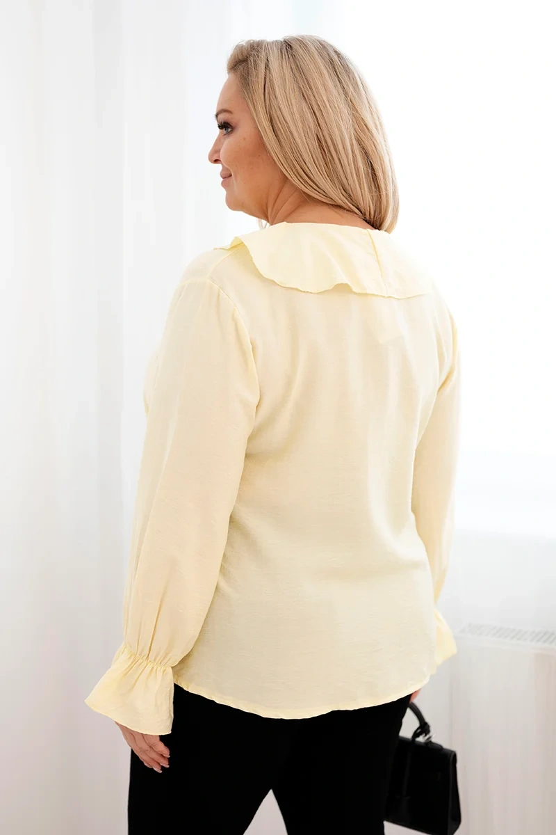 Kesi Dámska viskózová blúzka Plus Size s volánom a ozdobnou brošňou žltá