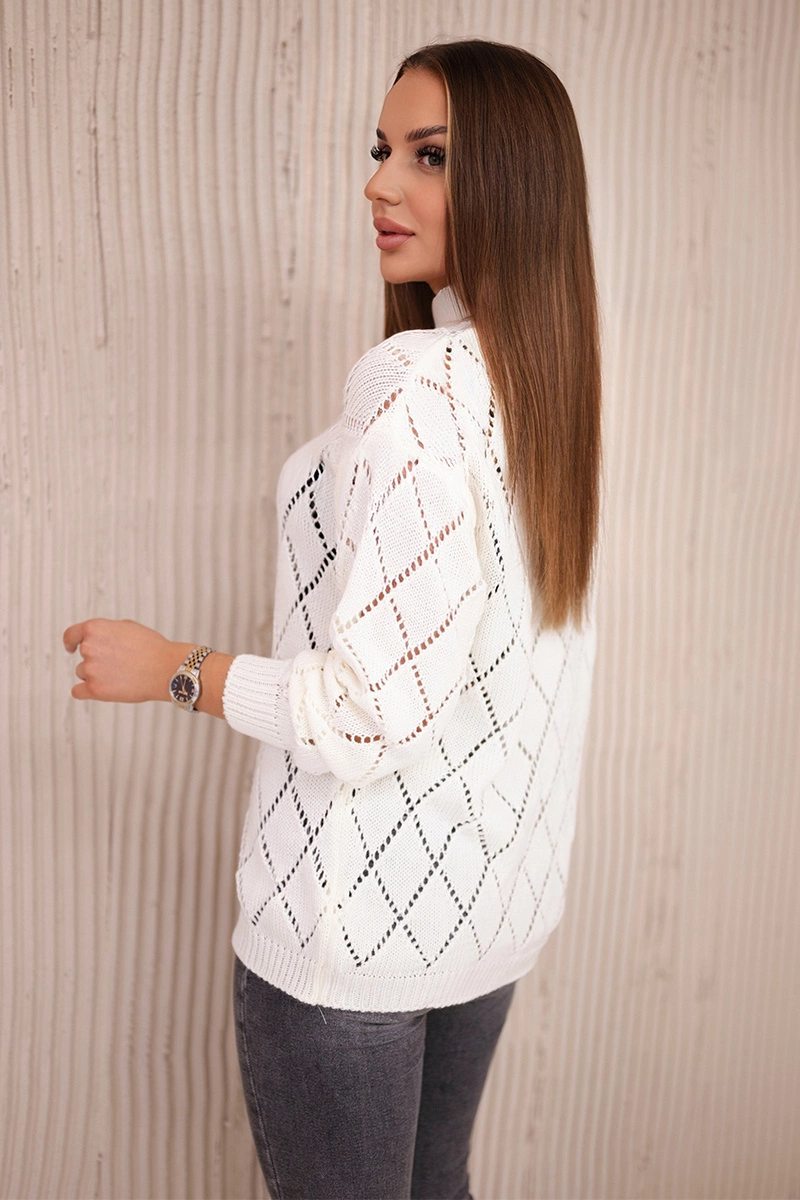 High-neckline sweater with a diamond pattern