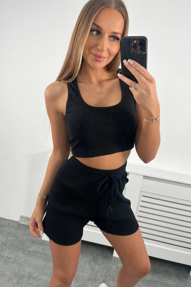 Ribbed ensemble with black shorts