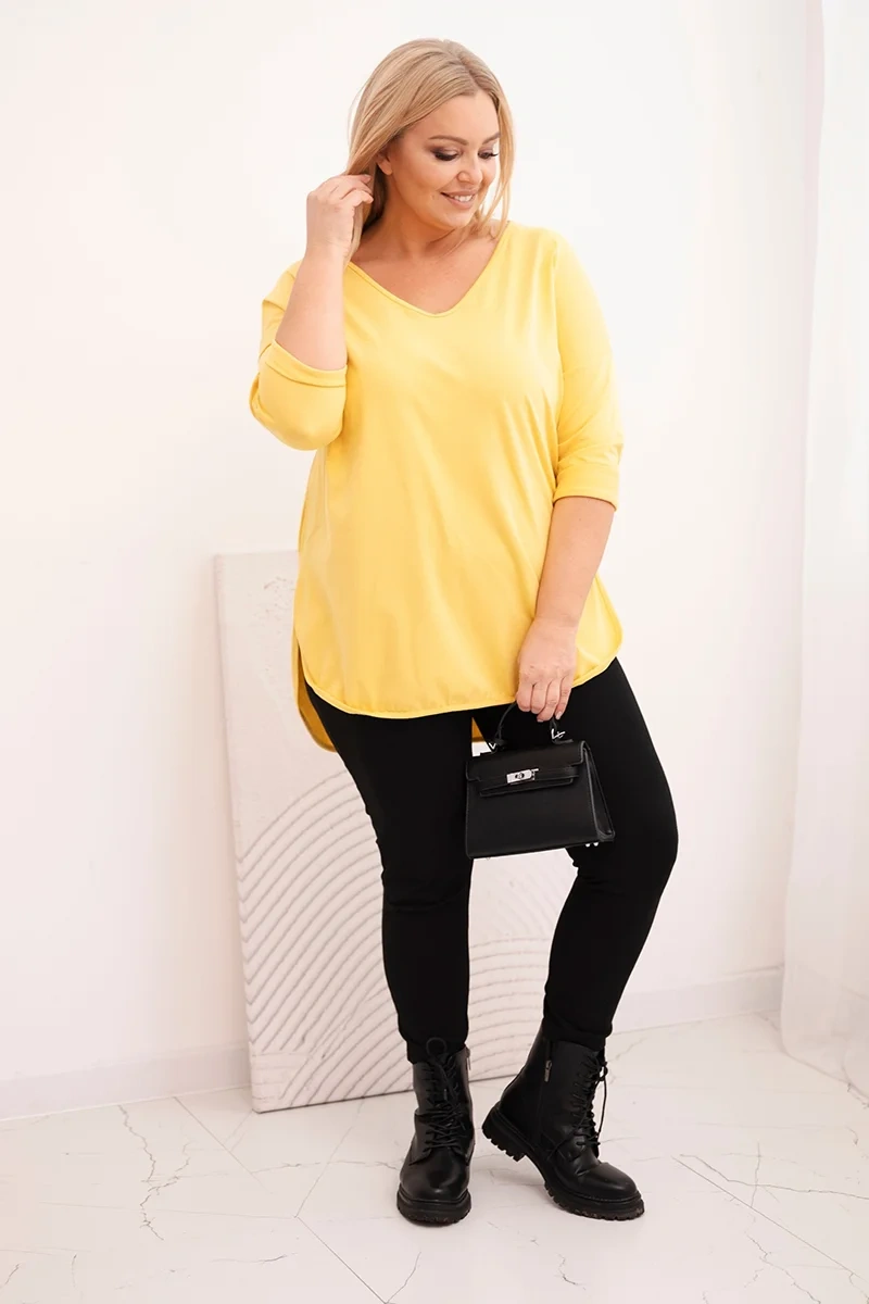 Plus size blúzka s V-výstrihom a vyhrnutými rukávmi