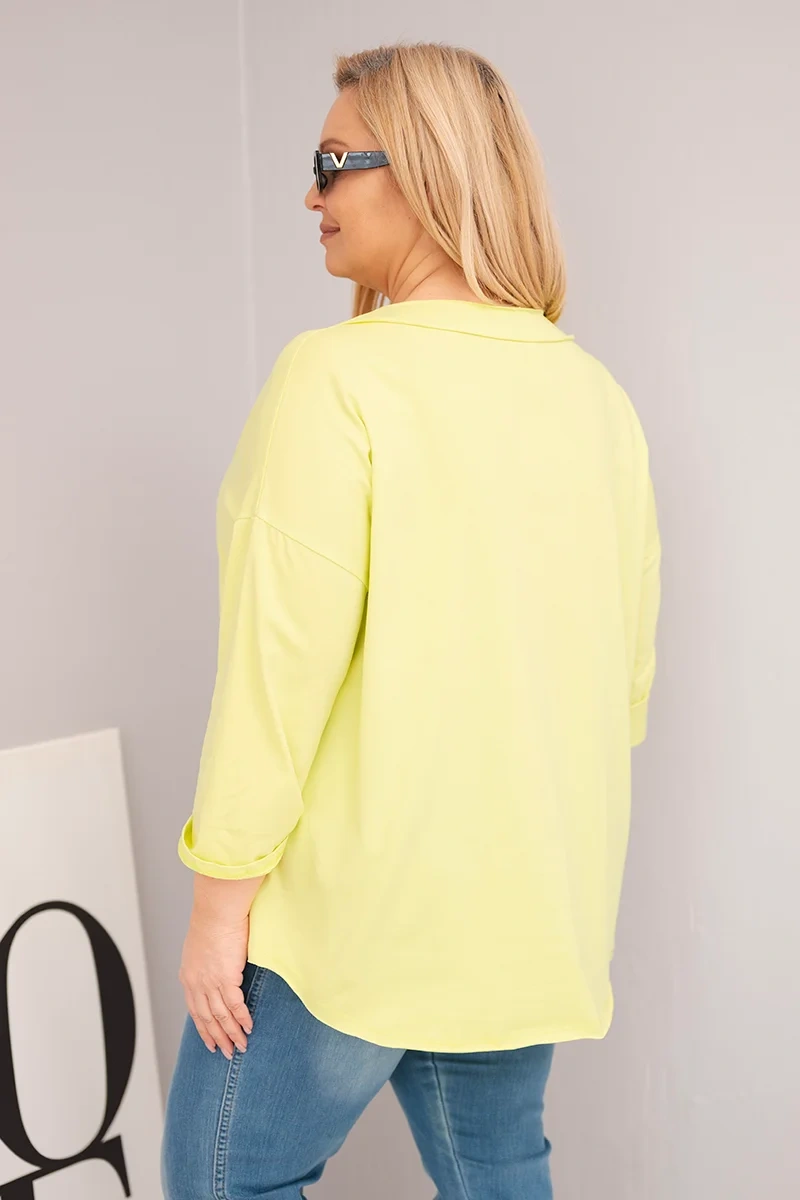 Plus size blúzka s V-výstrihom a asymetrickým lemom