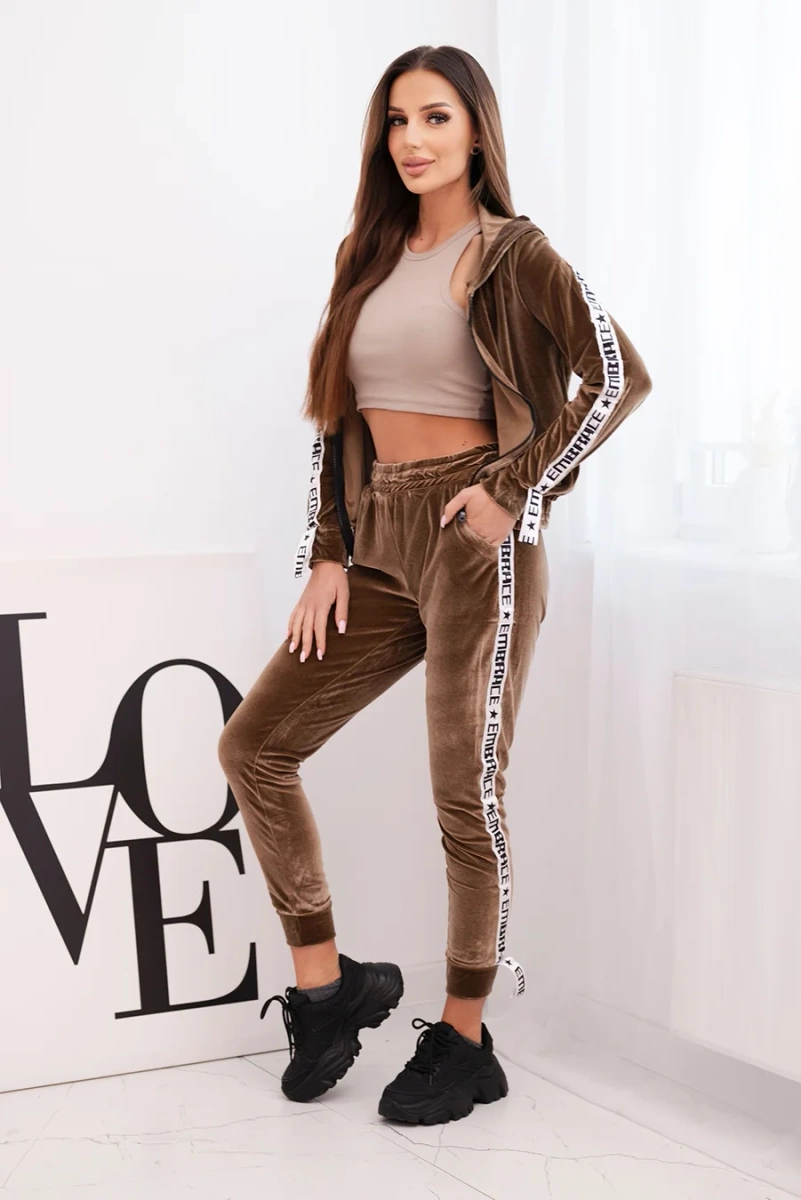 Velúrová súprava s ozdobnými pásikmi