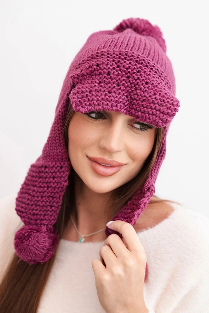 Dámska zimná čiapka s brmbolcami K475