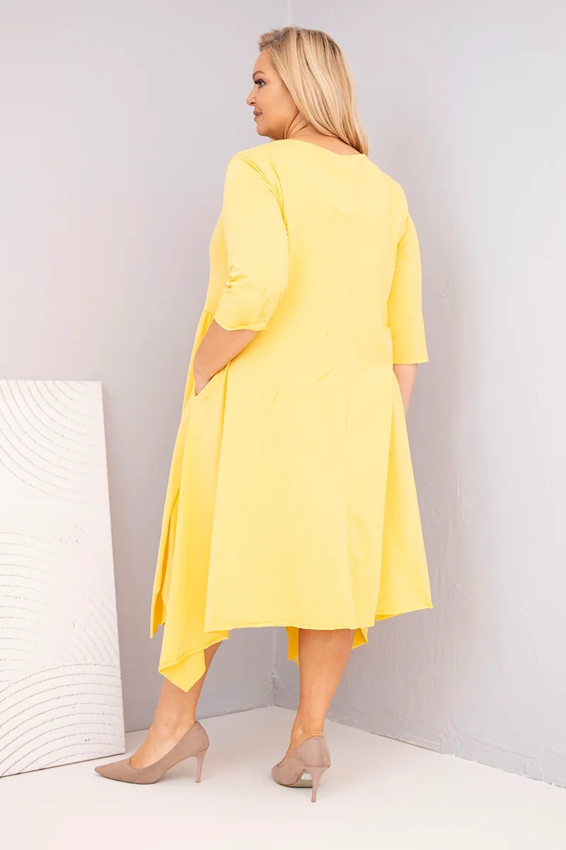 Žlté plus size šaty s asymetrickým lemom