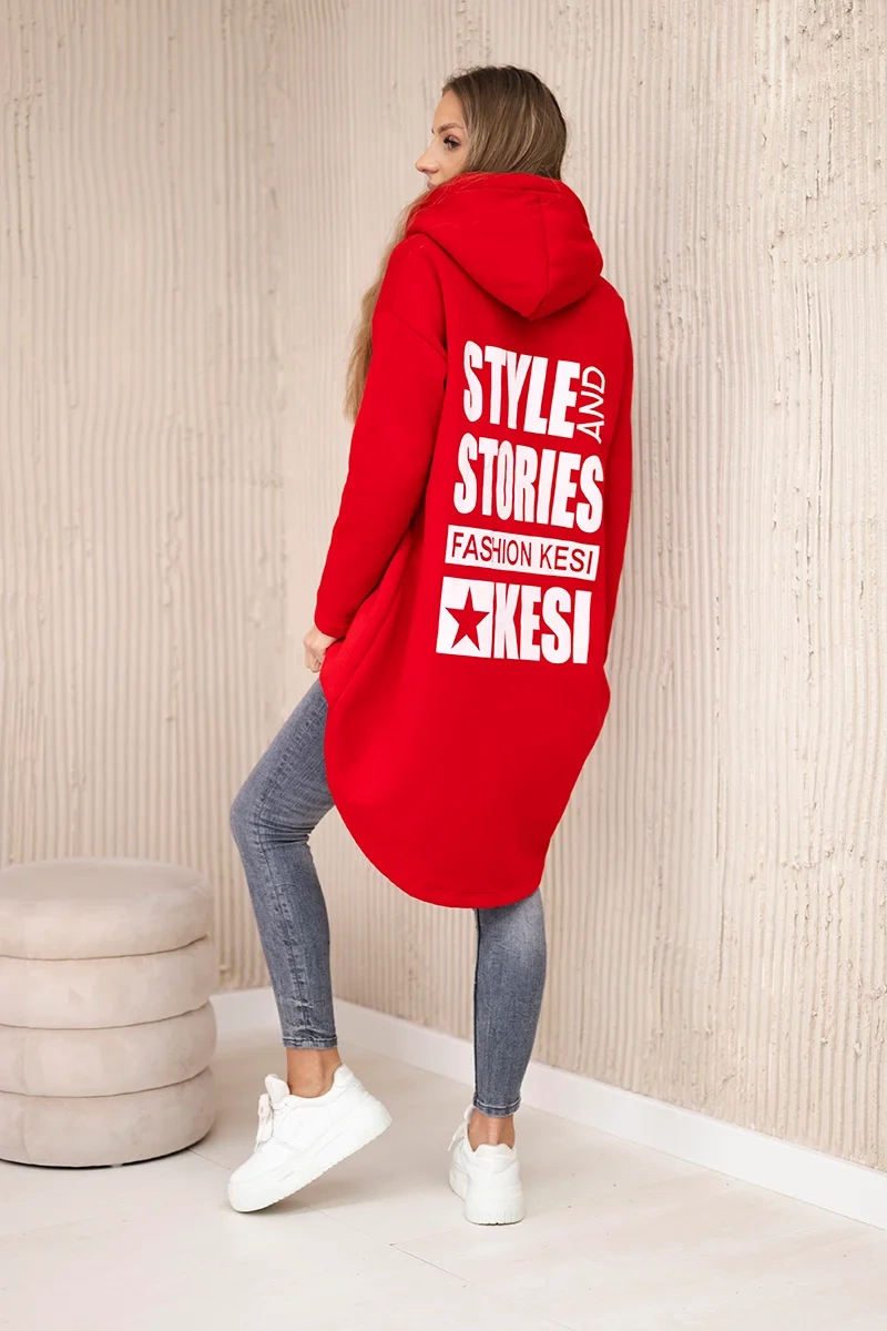 Reinforced sweatshirt with a long back and hood in red