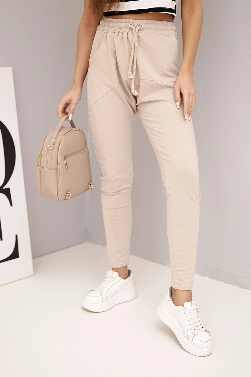 Dámske béžové cargo nohavice s vreckami a retiazkou