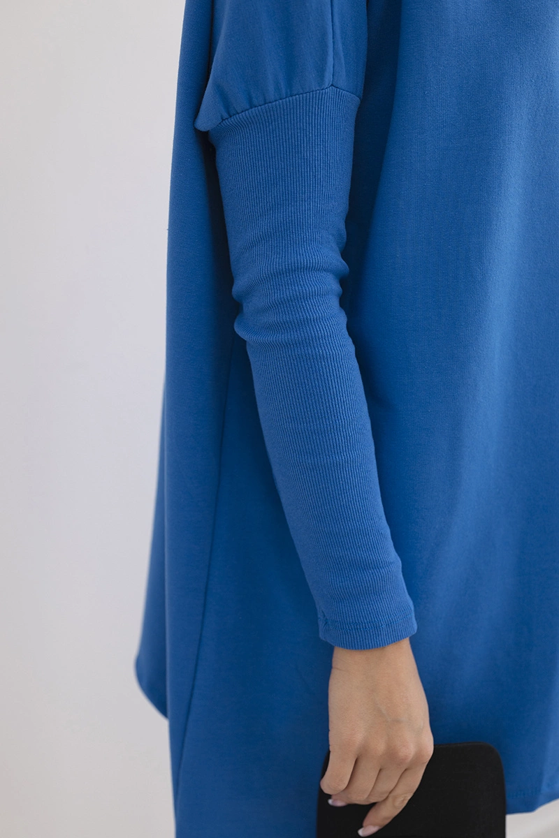 Oversize sweatshirt with asymmetrical hips jeans