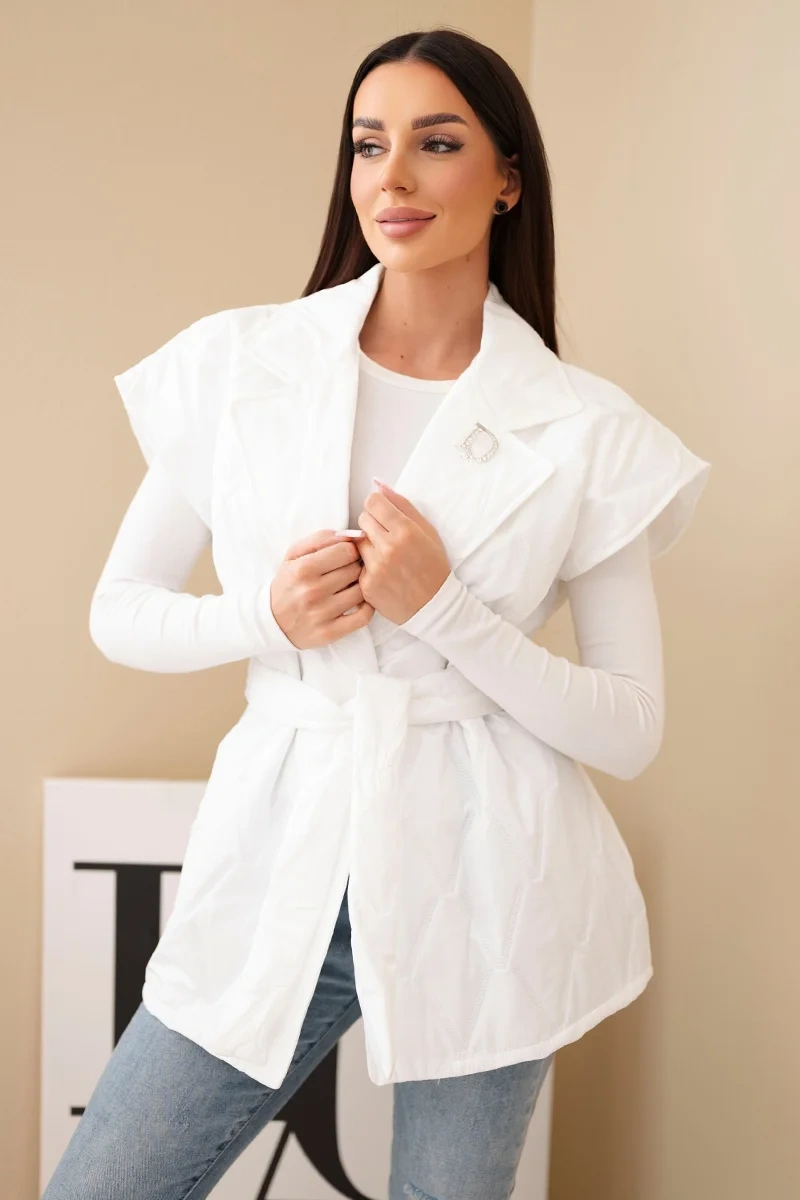 Kesi Włoski Dámska prešívaná vesta s pásom a širokým golierom biela