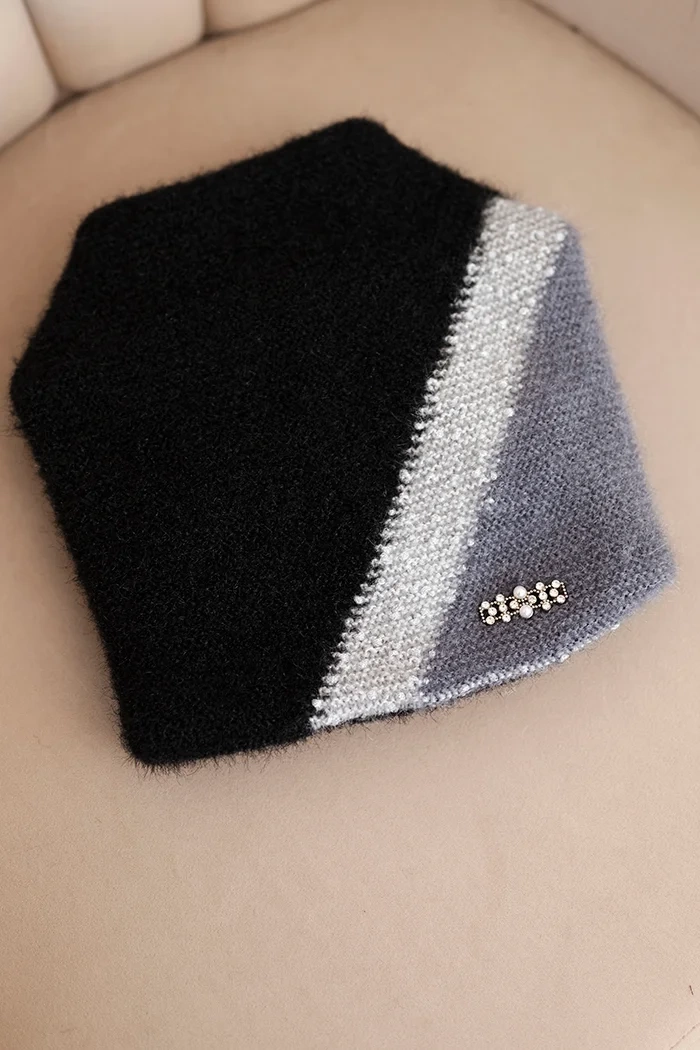 Kesi Women's ribbed cap made of modal and viscose with a decorative button ecru