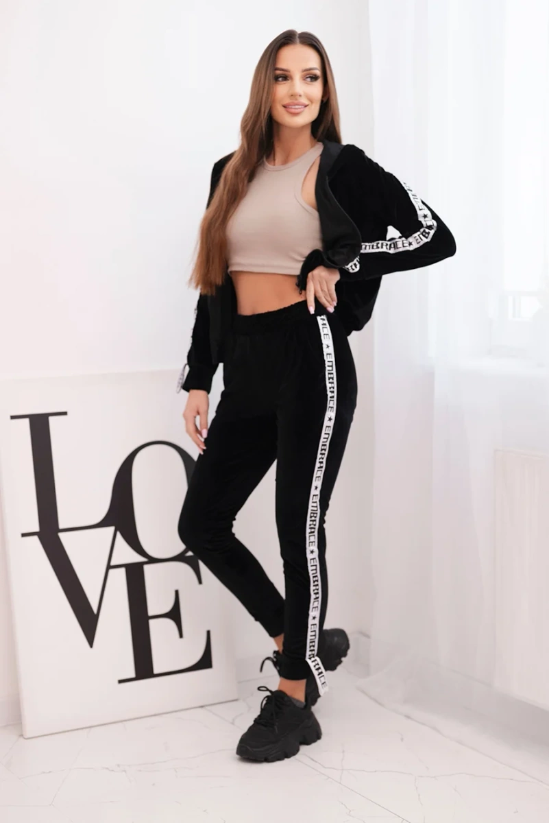 Kesi velúrová súprava s ozdobnými pruhmi čierna