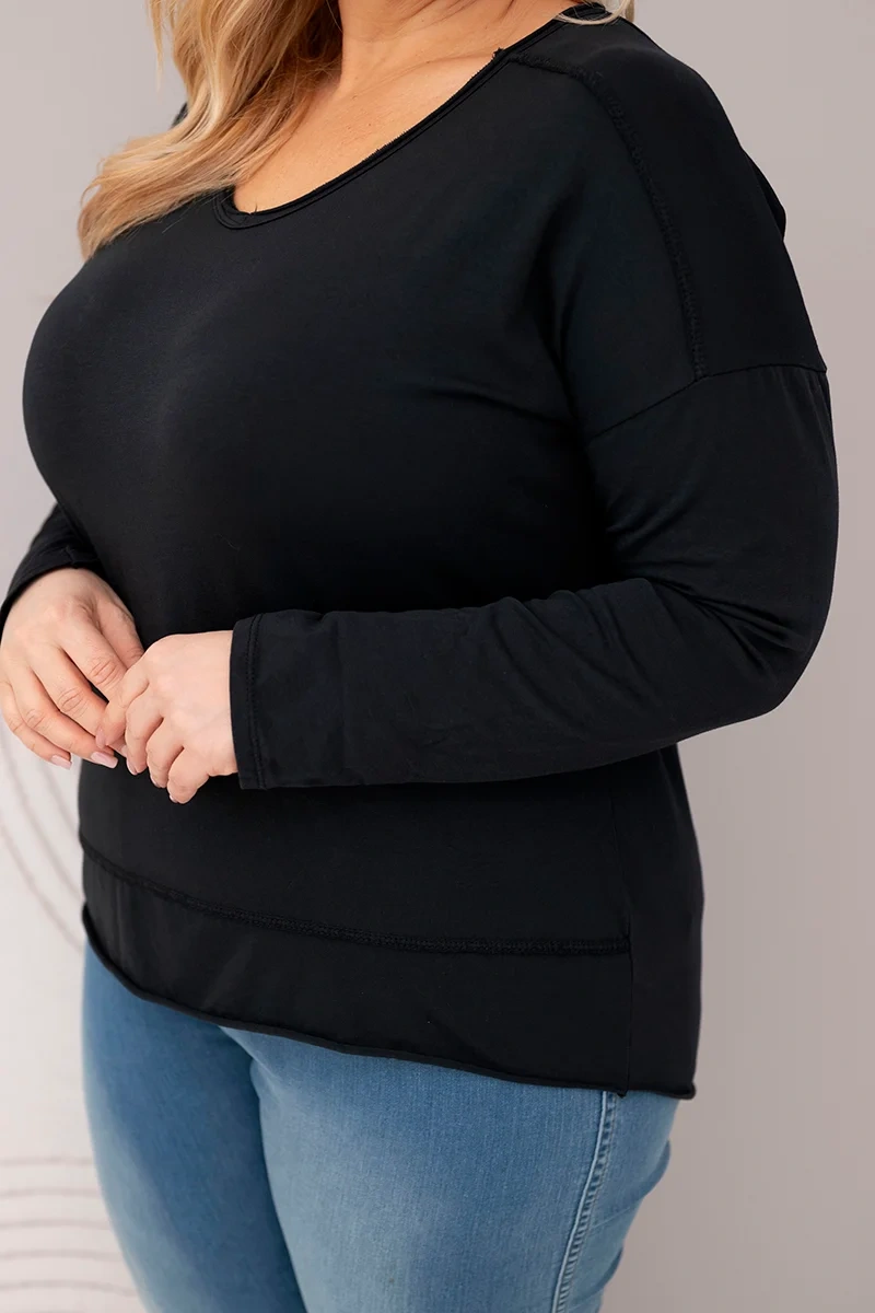 Plus size blúzka s V-výstrihom a dlhším chrbtom