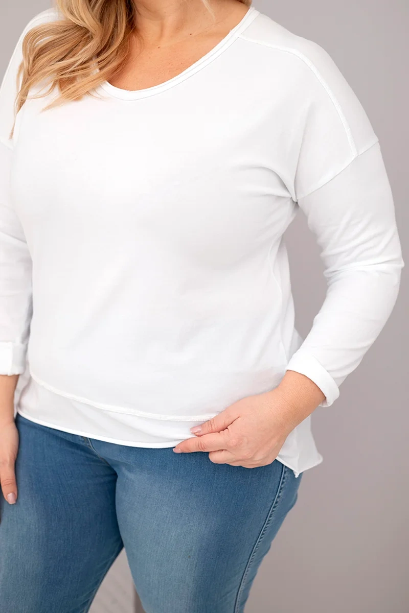 Plus size biela blúzka s V-výstrihom